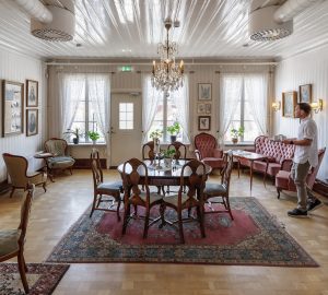 Jannesgården byggd år 1870 och var från början ett gästgiveri för långväga gäster. Här serverar Jan kaffe till några gäser på utsidan.